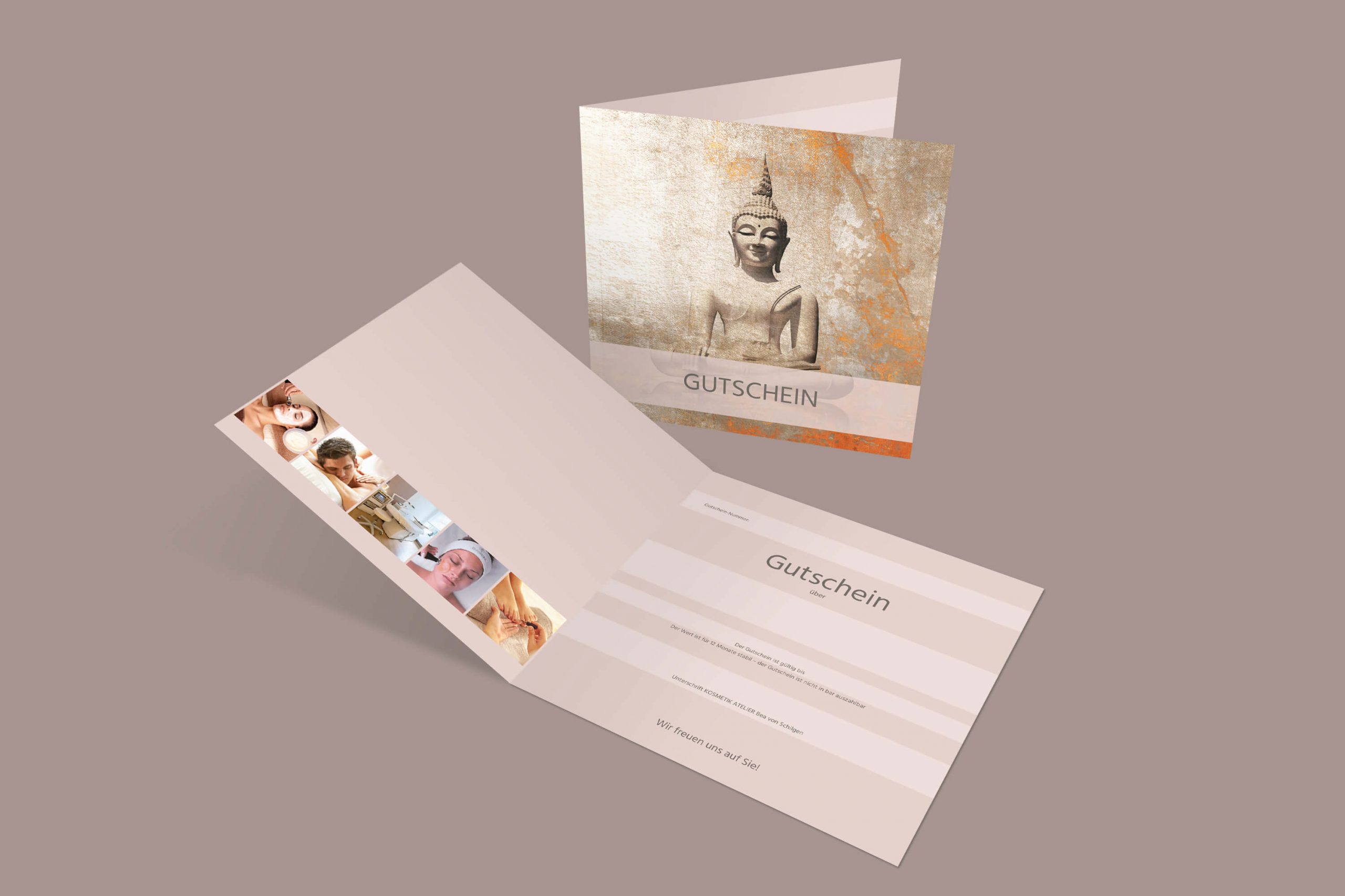 Eine gefaltete Geschenkkarte von Kosmetik ATELIER mit einem Buddha-Bild und 